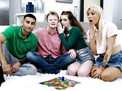 Grosser arsch, Grosser schwanz, Blasen, Hundestellung, Flotter vierer, Natürlichen titten, Jungendliche (18+), Titten