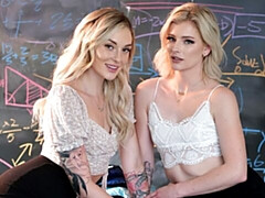 Blonde, Embrassement, Lesbienne, Léchez, Lingerie, Masturbation, Rasée, Adolescente