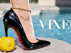 Gros cul, Grosse bite, Gros seins, Sucer une bite, Brunette brune, En levrette, Poilue, Chatte