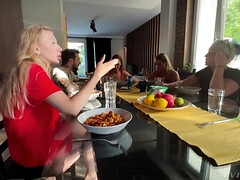 Grote mammen, Blond, Fetisj, Gapende, Groep, Lesbisch, Moeder die ik wil neuken, Buiten