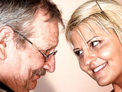 Blond, Pijpbeurt, Hondjeshouding, Sportzaal, Handbeurt, Zoenen, Tiener, Tieten likken