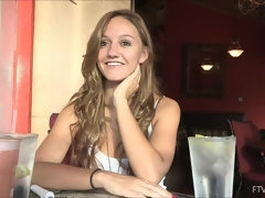 Acercamiento, Extremo, Masaje, Masturbación, Secretaria, Solo, Medias largas, Bajo la falda