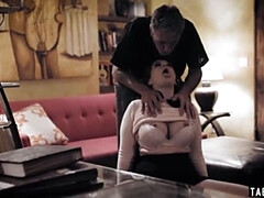 Grosse bite, Gros seins, Brunette brune, En levrette, Seins naturels, Rasée, Suçant, Tatouage