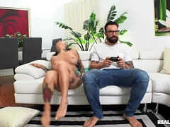 Leie, Aus dem arsch in den mund, Grosse titten, Aufs gesicht abspritzen, Interrassisch, Muschi, Tätowierung, Nass