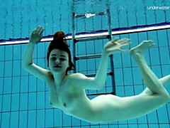 Brunette brune, Robe, Fétiche, Nue, Piscine, Public, Adolescente, Nénés