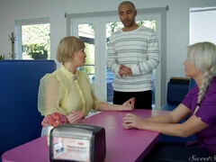 Грудастые, Поцелуи, Лизание, Зрелые, Милф, Чудовищные размеры, В офисе, Жена