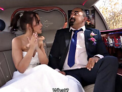 Blasen, Braunhaarige, Auto, Fingern, Handjob, Strümpfe, Tätowierung, Hochzeit