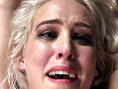 18 ans, Gros seins, Gorge profonde, Domination, Tatouage, Adolescente, Attachée, Jouets