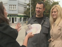 Leie, Grosser arsch, Blondine, Blasen, Hundestellung, Rock, Tätowierung, Jungendliche (18+)