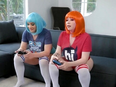 Chubby sluts Amilia Onyx and Hadley Viscara fucking on the couch