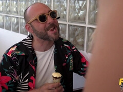 Mamada, Europeo, Corridas faciales, Pajear, Tetas naturales, Perforación, Piscina, Voyeur