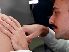 In den arsch, Arsch, Arschlecken, Aus dem arsch in den mund, Blasen, Braunhaarige, Fingern, Würgen