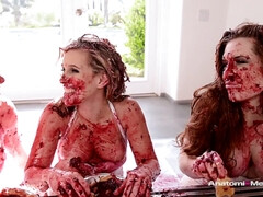 美女, フェラチオ, 巨乳な, フェティッシュ, 食べ物, ハードコア, レズビアン, 三人