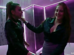 Tetas grandes, Rubia, Morena, Bailar, Tetas naturales, Satén, Ducha, Medias largas