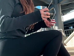 Leie, Braunhaarige, Geschnappt, Frau, Masturbation, Orgasmus, Öffentlich, Hoch