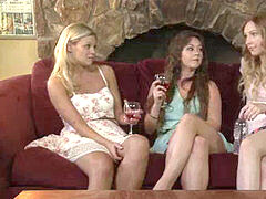 Bruinharig, Zoenen, Lesbisch, Geschoren, Tatoeage