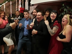 Grosser schwanz, Grosse titten, Blasen, Vollbusig, Spermaladung, Milf, Mutti, Party