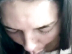 Enthousiasteling, Grote mammen, Pijpbeurt, Bruinharig, Sperma shot, Diep in de keel, Interraciaal, Latijnse vrouw