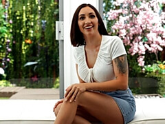 Gros cul, Grosse bite, Gros seins, Sucer une bite, Brunette brune, En levrette, Cheveux courts, Adolescente