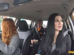 Gros seins, Voiture, Tir de sperme, En levrette, 2 femmes 1 homme, Doigter, Bâillonner, Masturbation
