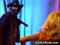 Tussi, Grosse titten, Schwarz, Blondine, Blasen, Schwarz, Interrassisch, Titten