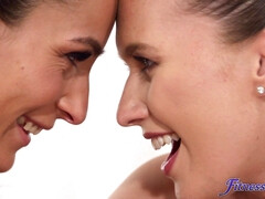 Stellung 69, Grosse titten, Tschechisch, Küssen, Lesbisch, Natürlichen titten, Tätowierung, Titten