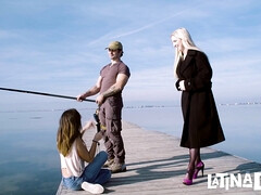 Chica, Playa, Culo grande, Tetas grandes, Británico, Penetracion con dedos, Al aire libre, Público