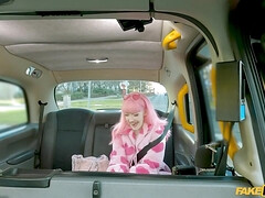 Enthousiasteling, Grote mammen, Pijpbeurt, Laarzen, Auto, Sperma, Buiten, Kut duiken