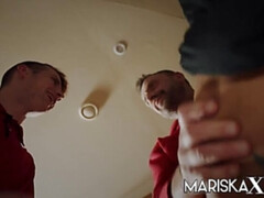 Blasen, Britisch, Kehlenfick, Doppelpenetration, Hd, Indisch, Milf, Flotter dreier
