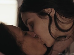 Arsch, Grosse titten, Jeans, Küssen, Natürlichen titten, Muschi, Tätowierung, Tanga