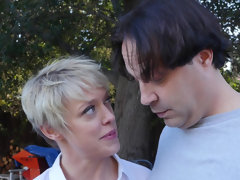 Grosse titten, Blondine, Blasen, Kehlenfick, Schwanz, Milf, Piercing, Tätowierung