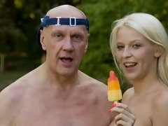 Blond, Pijpbeurt, Handbeurt, Buiten, Geschoren, Mager, Tiener, Tieten likken