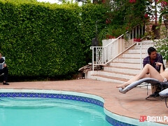 ブロンド, フェラチオ, 顔射, 開帳, プール, ショートヘア, ヤリマン, オッパイの