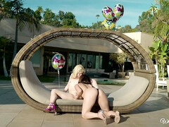 69 negenenzestig, Blond, Latijnse vrouw, Lesbisch, Likken, Ondergoed, Natuurlijke tieten, Feest