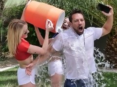 浴室, ブロンド, フェラチオ, バック, 女 人男 人, 手コキする, ティーン, 三人