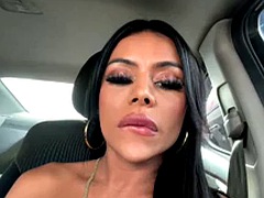 Grosse bite, Gros seins, Voiture, Fille latino, Masturbation, Pov, Public, Transsexuelle