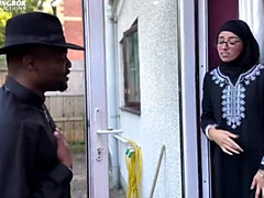 Grosser schwanz, Blasen, Betrug, Aufs gesicht abspritzen, Brille, Hd, Hausfrau, Interrassisch