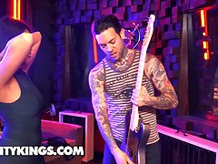 In den arsch, Asiatisch, Grosser arsch, Grosser schwanz, Blasen, Braunhaarige, Hd, Arsch lecken