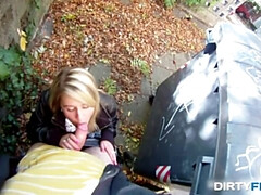 18 jaar, Jonge meid, Hondjeshouding, Europees, Sperma in gezicht, Natuurlijke tieten, Slikken, Tiener