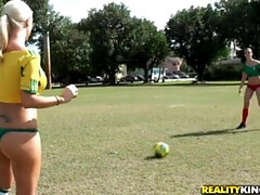 Culo grande, Rubia, Morena, Lesbiana, Al aire libre, Perforación, Flaco