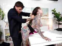 Gros seins, Plantureuse, Lunettes, Hard, Talons, Bureau, Chatte, Tatouage