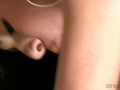 Sucer une bite, Brunette brune, Plantureuse, En levrette, Léchez, Seins naturels, Piercing, Nénés