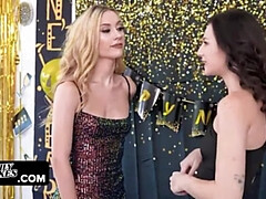 18 jaar, 69 negenenzestig, Blond, Pijpbeurt, Bruinharig, Likken, Mager, Trio