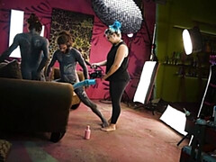 Hinter den kulissen, Grosser schwanz, Blasen, Fingern, Hd, Tätowierung, Flotter dreier, Titten