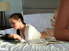 Язык в попке, Большой член, Минет, Брюнетки, Колледж, Секс без цензуры, Бассейн, Студентка