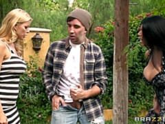 Blasen, Geschnappt, Hundestellung, Frau frau mann, Handjob, Milf, Tätowierung, Flotter dreier