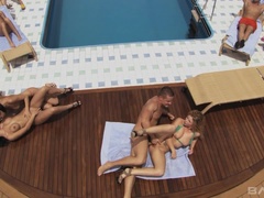 Blondine, Braunhaarige, Spermaladung, Aufs gesicht abspritzen, Gruppe, Im freien