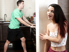 18 ans, Grosse bite, Brunette brune, Queue, Famille, Bite énorme, Petite femme, Tabou