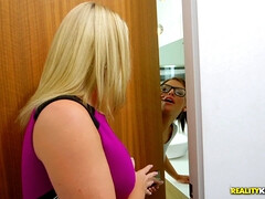 アメリカ人, お尻, 舐める尻, ベッドルーム, イく瞬間, チン, 眼鏡, オマンコ