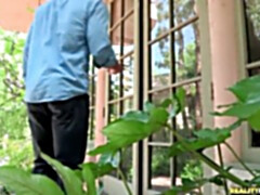 Grosse bite, Tir de sperme, Première fois, Petite femme, Élève, Criant, Adolescente, Nénés